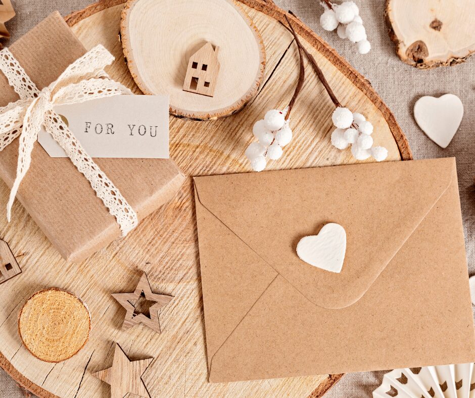 cadeau et lettre papier kraft